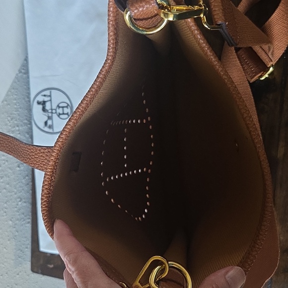 Beautiful Replica Halston Cross Body Bag. Great Condition! Tan, Gold Hardware. - Picture 5 of 11